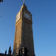 ロンドンを象徴する英国国会議事堂の時計台