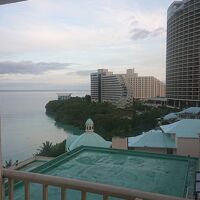 朝のタモン湾　ニッコーとツバキタワーが見えます