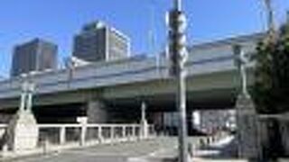 東横堀川にかかっています
