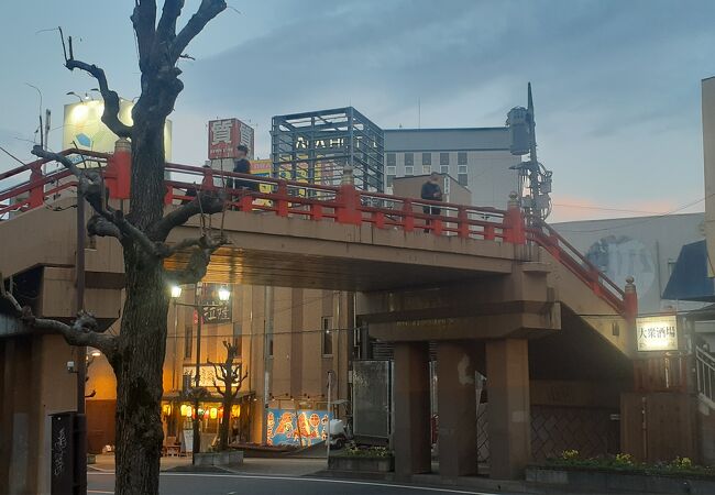 京成電車の京成成田駅から成田山表参道への赤い橋