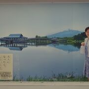 JRのテレビＣＭで吉永小百合さんが出演の鶴の舞橋が放映されてから、突然に観光客が増えたと聞きました。