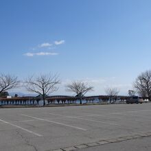広い駐車場も、訪問客はわずかです。3月はまだまだ冬です。