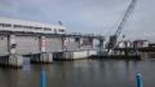 荒川のように川岸の広大なエリアがない