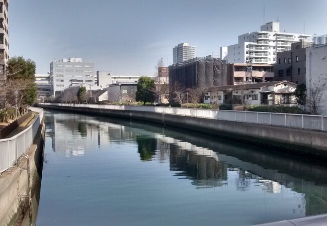 今では静かな川