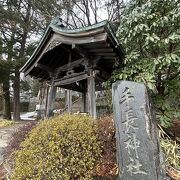 上諏訪駅から徒歩１０分ほどの所にある神社