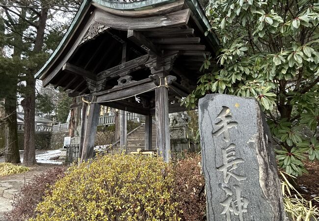 上諏訪駅から徒歩１０分ほどの所にある神社