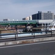 都営新宿線が、地上に現れます。