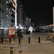 通常の夜は添付写真のように、閑散としていて落ち着いています