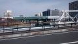 都営新宿線が、地上に現れます。