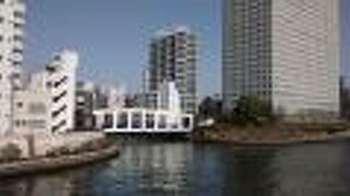 こじんまりとした真っ白な橋