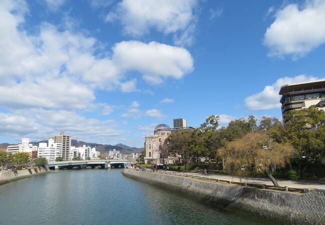 元安川の向こうに原爆ドームが見える橋