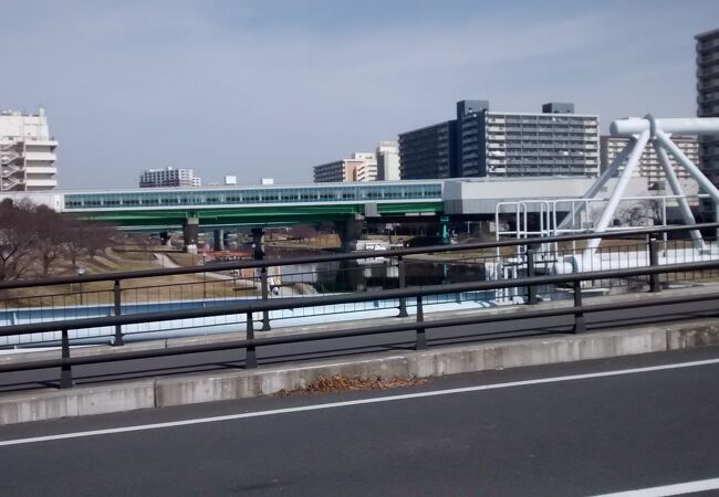 都営新宿線が、地上に現れます。