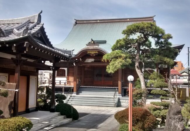 凝った作りの建築様式・さまざまな植物