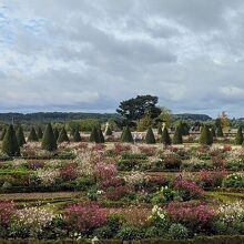 柵外から眺めた庭園