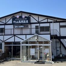 長閑な雰囲気の中に建っています。