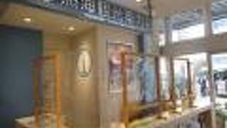 熱海駅前に建つラスカ熱海の1階にあります