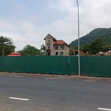 そばにリゾート建設中。この建物はフランス統治時代のものか。