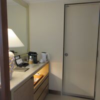 右のドアが部屋と部屋を繋ぐドア