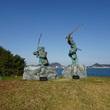 武蔵と小次郎の決闘シーンの像