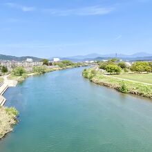 しらさぎ橋の上から霧島連山が見られる