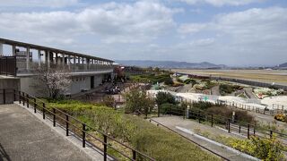 間地かに飛行機の離着陸が見れる
