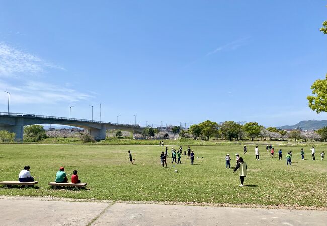 天降川ふるさとの川河川公園からは桜島、霧島連山の眺めが良い