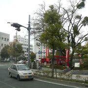 松山城のお堀端、昔から人気の「お袖狸」を祀る神社