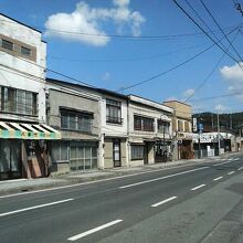 年季の入ったたたずまいの店舗兼住宅が並ぶ昔ながらの町並み