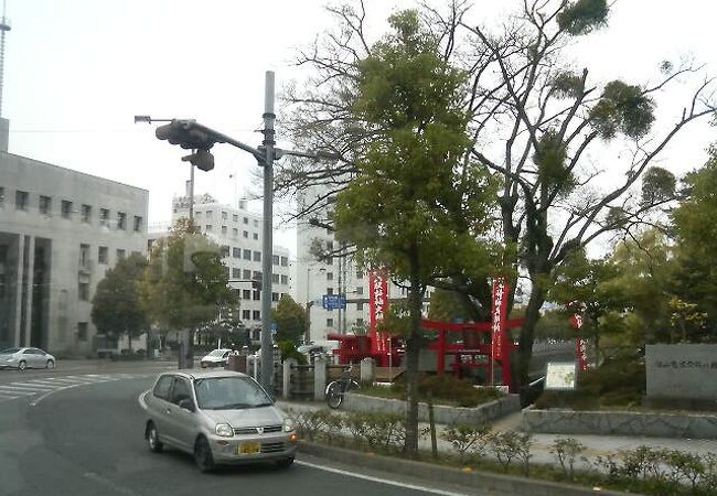 松山城のお堀端、昔から人気の「お袖狸」を祀る神社