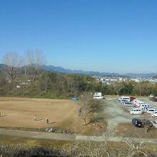 てっぺんの広場から見える景色　右奥に篠山市街地が見えます