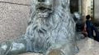 何年かぶりにマスクを外したライオンを...