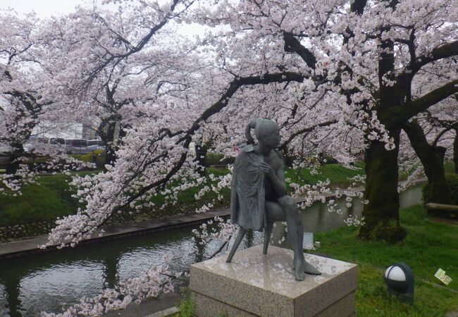 彫刻が満開の桜の中でいいアクセントになっていました