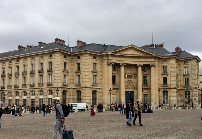 ゲルニカのレプリカがあります