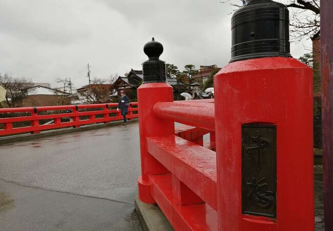 陣屋近くの朱塗りの橋