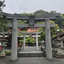 石の鳥居がふたつ