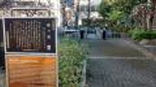 旅人の頭を石枕で叩き殺人する老婆