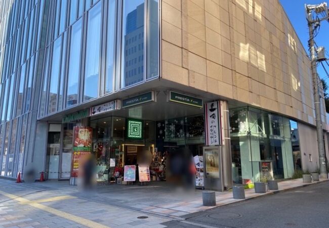 一階の奥の方にあるATMを利用しに