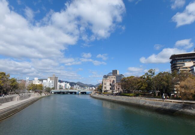 原爆ドームのすぐ西を流れる川