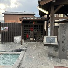 日本名水百選の碑がある