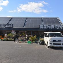 地元の農作物やお土産を販売する「はなまる市場」です。