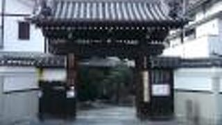 立派な屋根のある山門