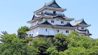 戦前に国宝指定。空襲で焼失後、再建された連立天守