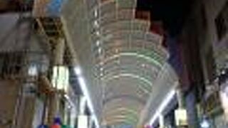 全長100メートルほどのアーケード商店街