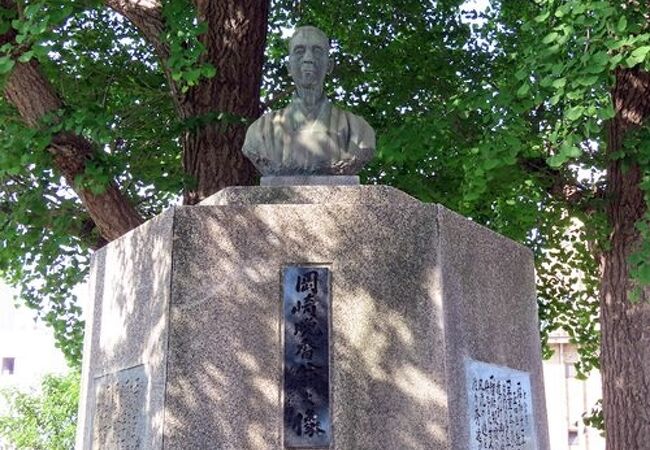 岡崎邦輔の像