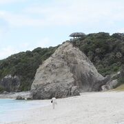 ケラマブルーの青い海と白い砂浜の美しい阿波連ビーチを眼下に見下ろす絶景スポット