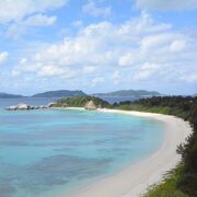 800ｍの白い砂浜とケラマブルーの海が楽しめる渡嘉敷島を代表する人気のビーチ