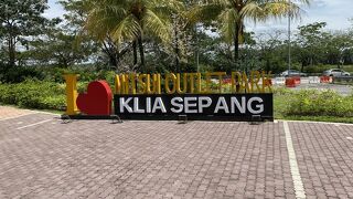 日本のアウトレットパークに比べて人が少ない