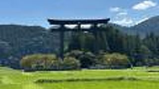 大きな鳥居が目印