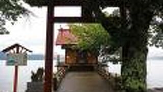 たつこ像のすぐそばに建つ湖面に迫り出した神社：漢槎宮(浮木神社)