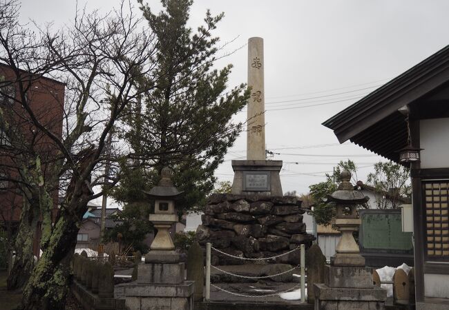 えちぜん鉄道の三国芦原線の開通に尽力した人物の銅像がある